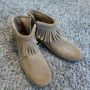 Minnetonka Suede Short Fringe Booties